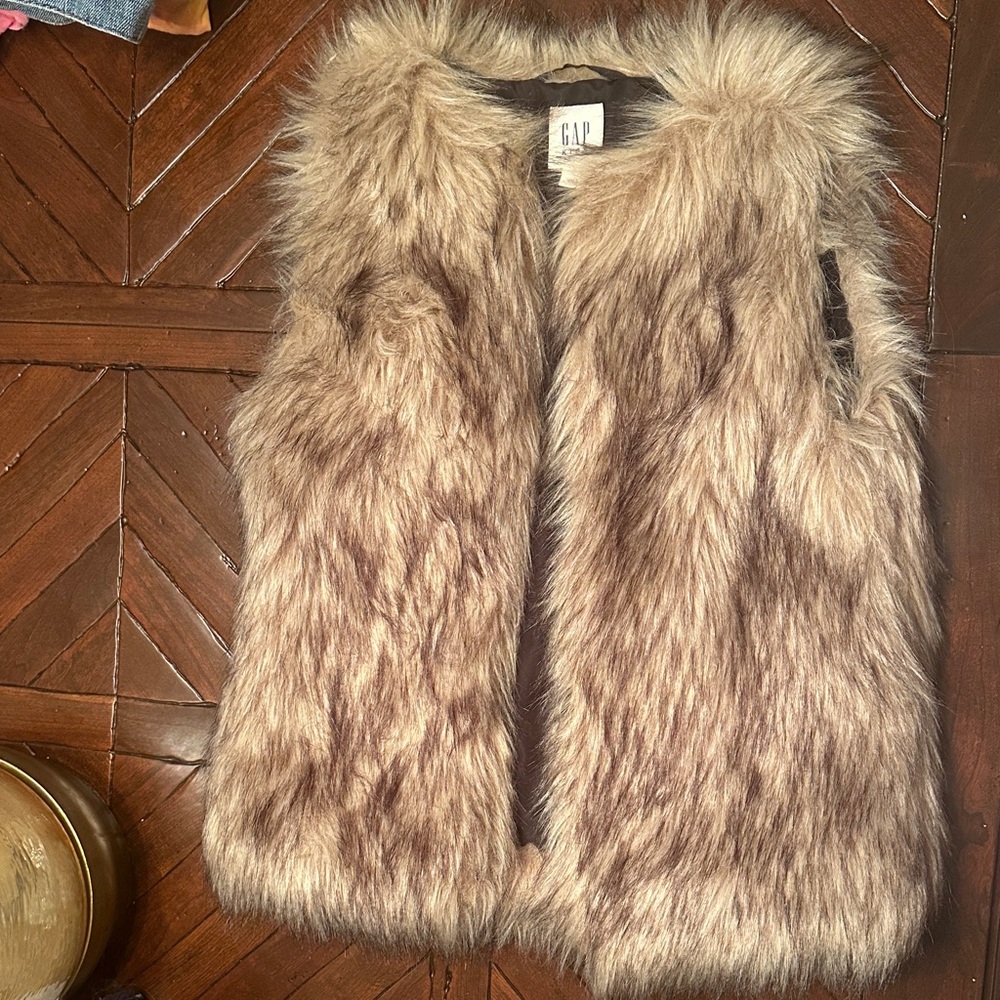 GAP Faux Fur Vest in Tan/Brown